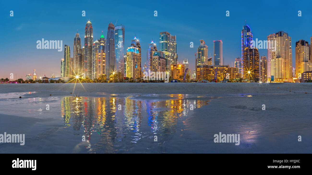 DUBAI, Emirati Arabi Uniti - 28 Marzo 2017: la skyline serale di Marina Towers da spiaggia. Foto Stock
