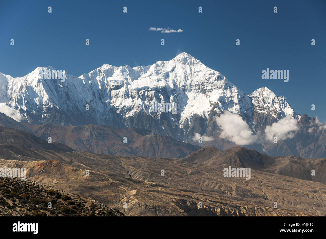 Il Nepal, Mustang trek, paesaggio lungo Siyarko Tangk Danda crest, Nilgiri Himal, 7061 mts Foto Stock