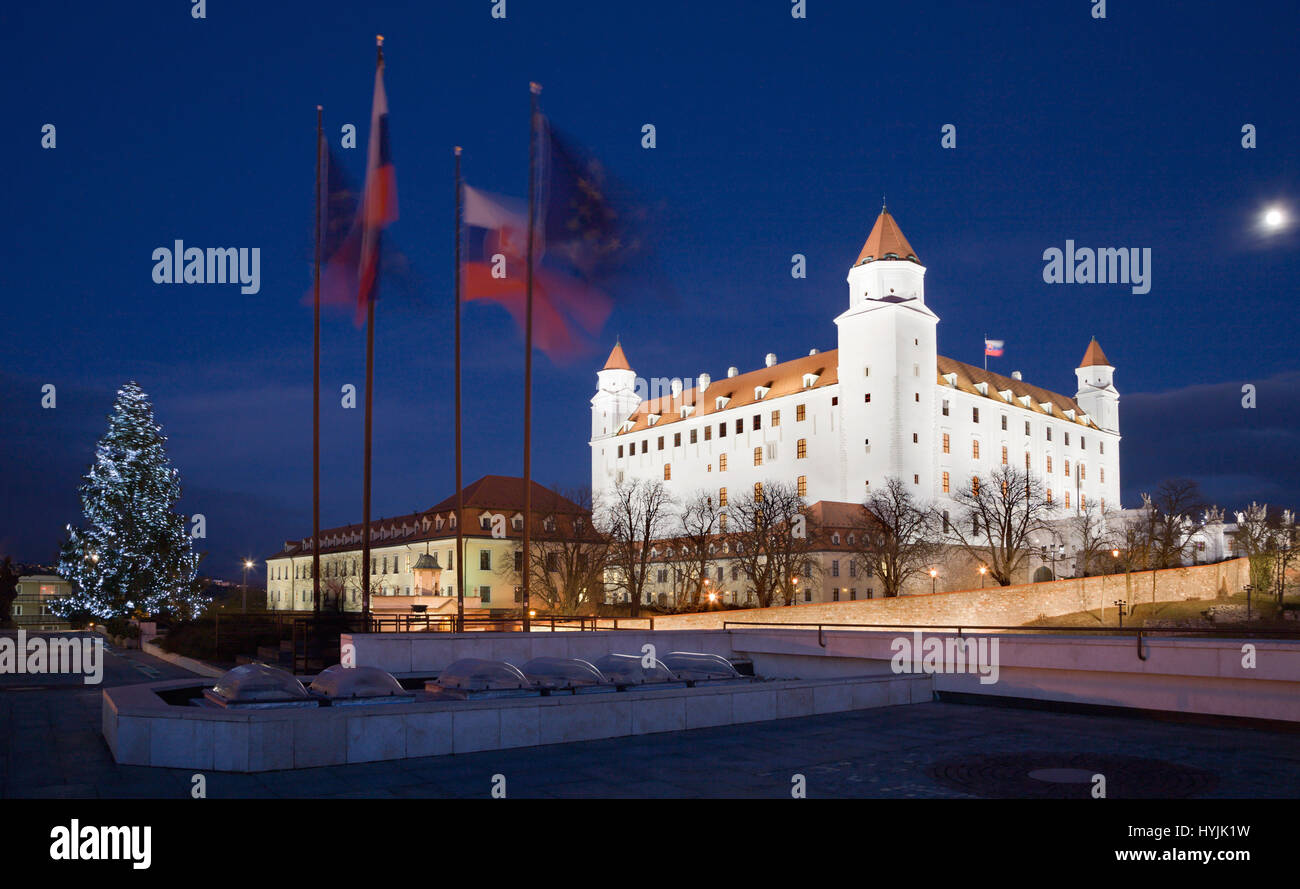 Bratislava - l'albero di Natale e il castello al tramonto. Foto Stock