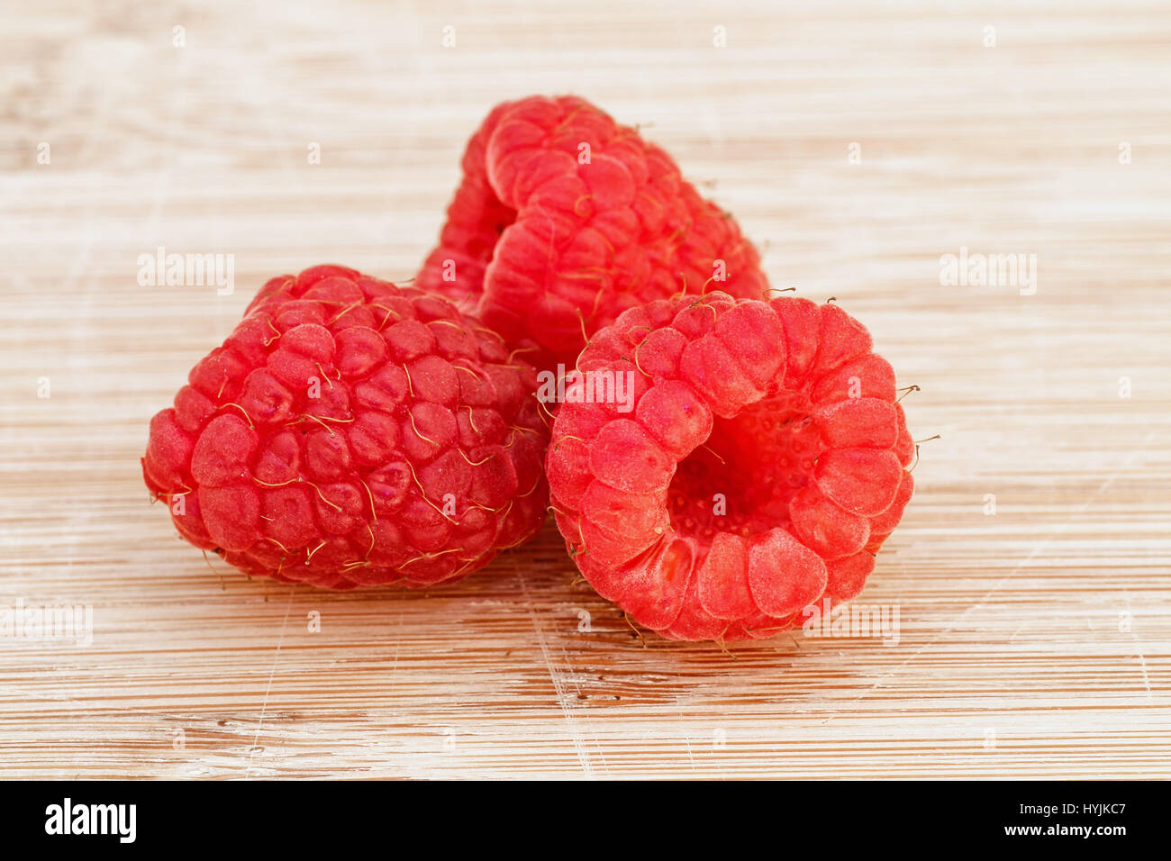 Lamponi su una tavola di legno. Foto Stock