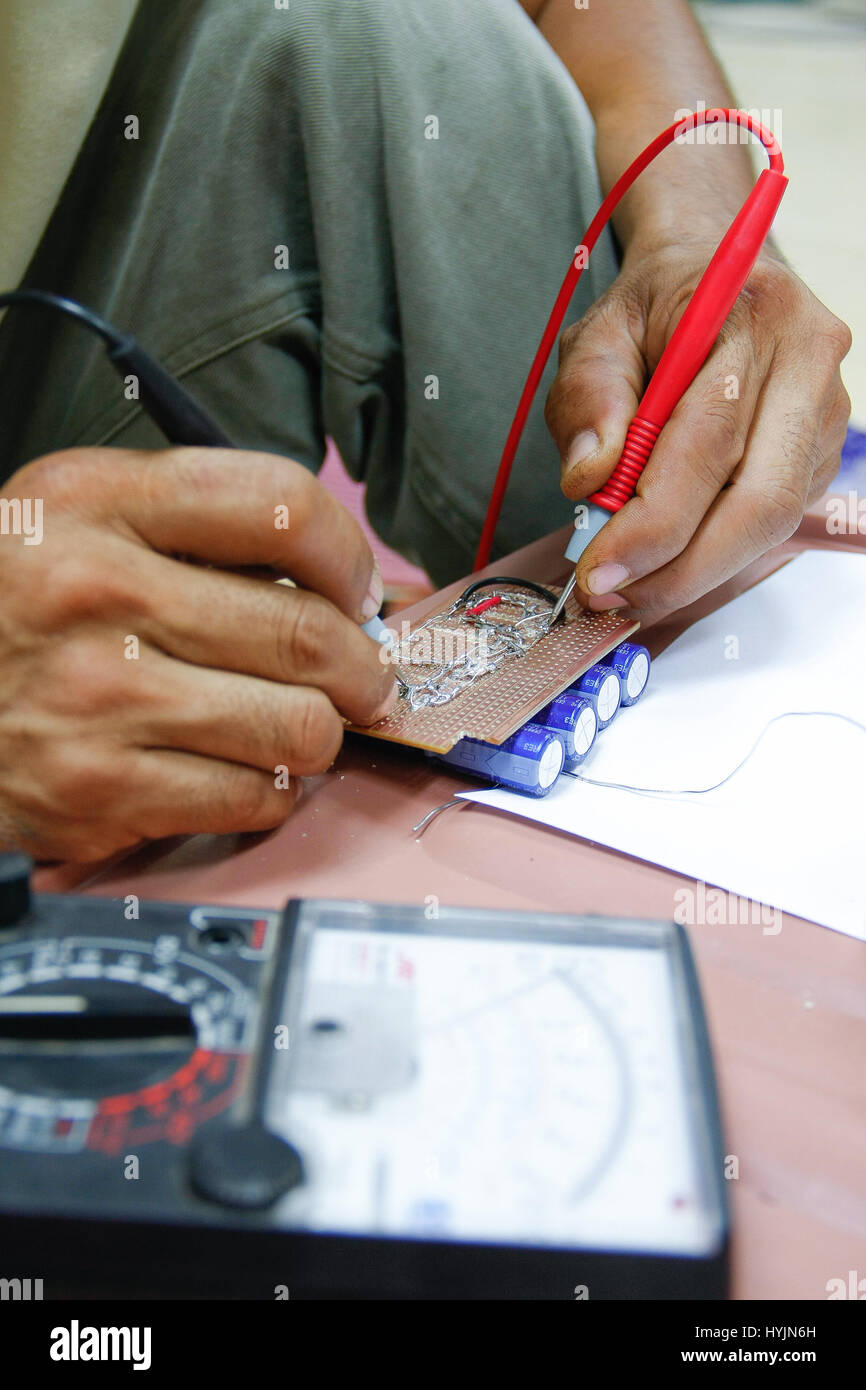 Electronics tecnico circuito di misurazione sul pannello elettronico Foto Stock