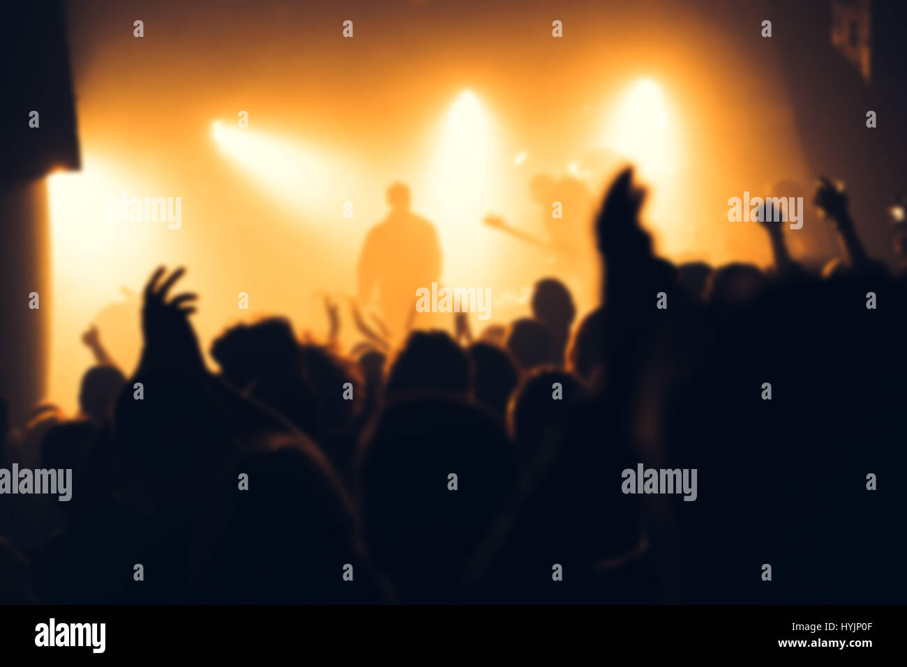 Blur concerto sfocati folla come sfondo astratto, persone a popolare musica rock live performance e le mani in aria Foto Stock