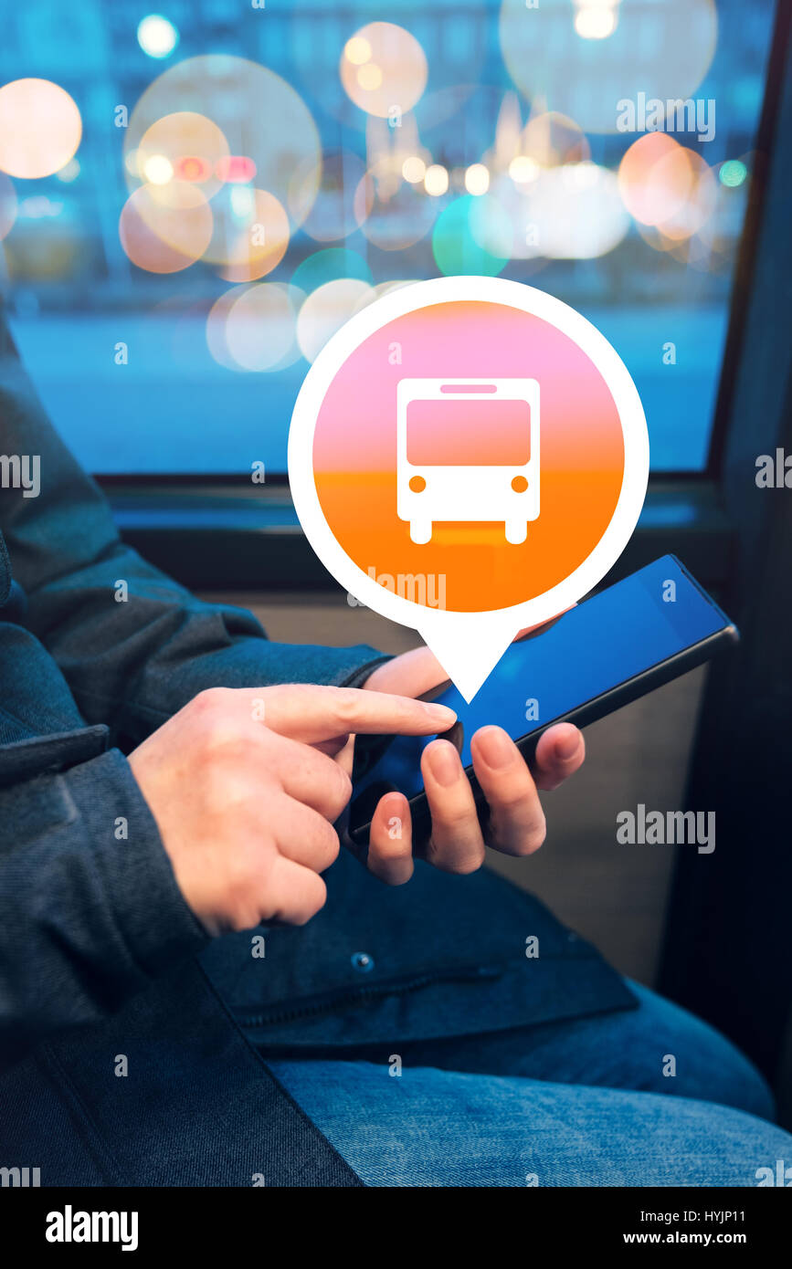Donna che utilizza il telefono mobile app per acquistare il biglietto elettronico del bus per i mezzi di trasporto pubblici, close up di mani femminili con lo smartphone, il fuoco selettivo Foto Stock