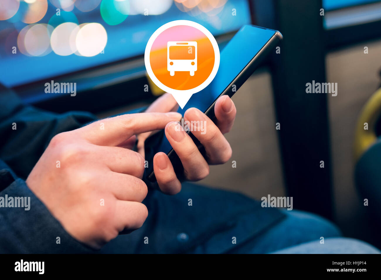 Donna che utilizza il telefono mobile app per acquistare il biglietto elettronico del bus per i mezzi di trasporto pubblici, close up di mani femminili con lo smartphone, il fuoco selettivo Foto Stock