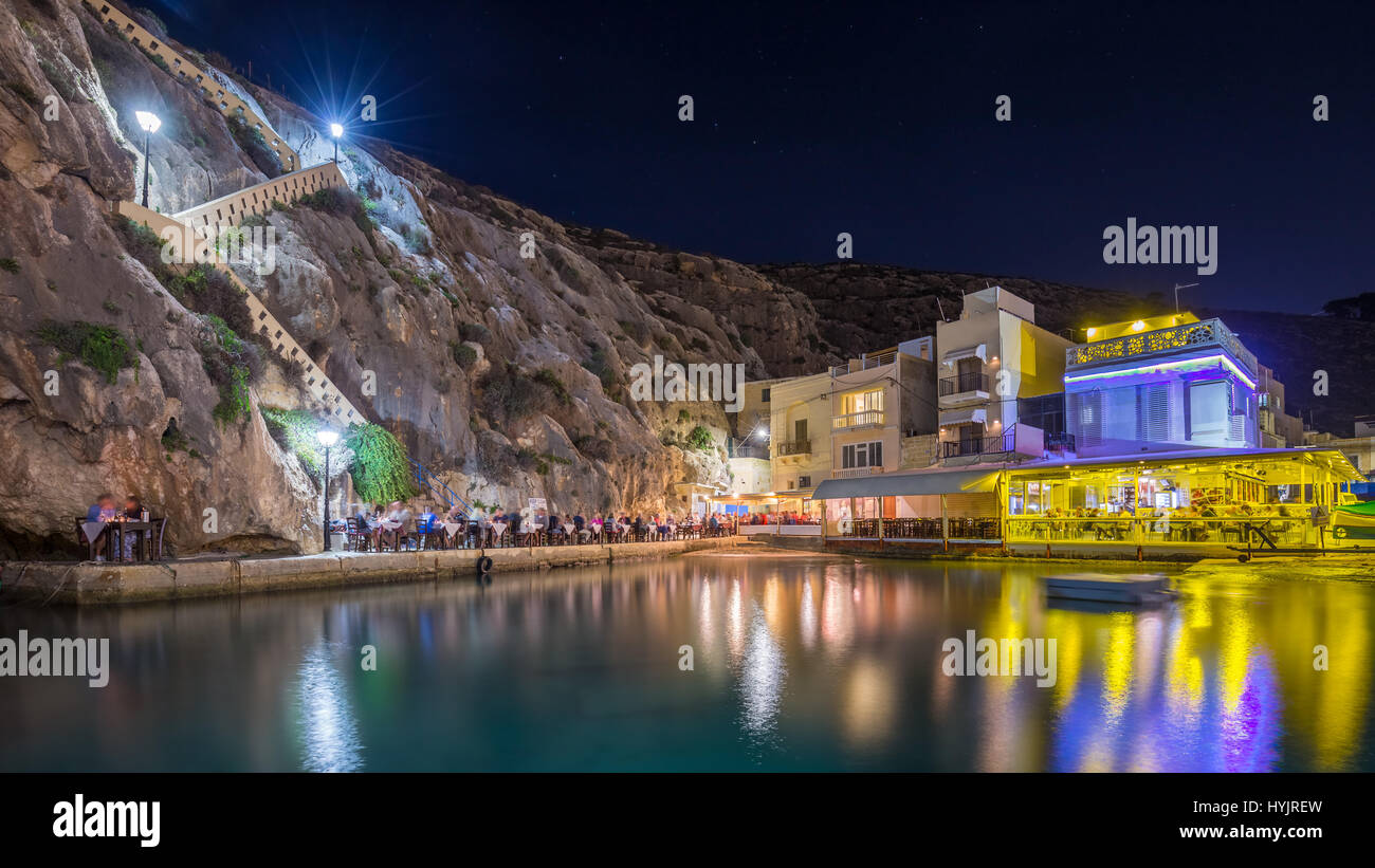 La Xlendi a Gozo - Bella accogliente notte estiva a Xlendi Bay, la più bella città del Mediterraneo sull'isola di Gozo che Malta è la più piccola isola. Foto Stock