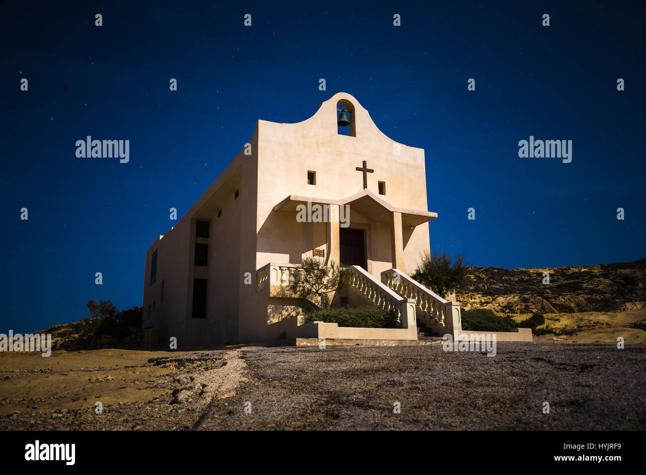 A Gozo, Malta - Saint Anne o Sant' Anna Cappella a Dwejra Bay di notte sull'isola di Gozo durante la luna piena Foto Stock