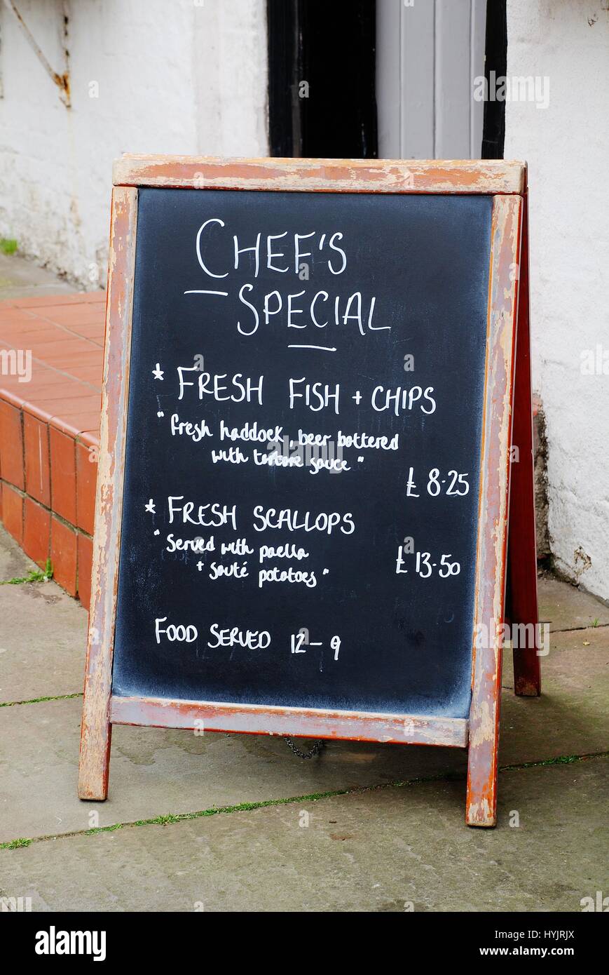 Una scheda di gesso al di fuori di un pub pubblicità Chef speciali sul menu alimentare a Rye in East Sussex, Inghilterra. Foto Stock