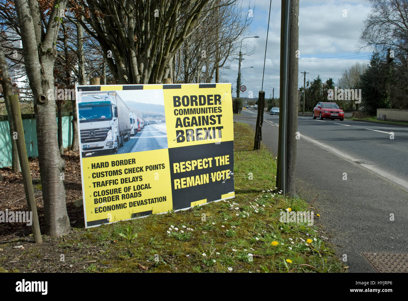 Un 'remain " segno di campagna, vicino alla frontiera irlandese che protestavano contro brexit. Foto Stock