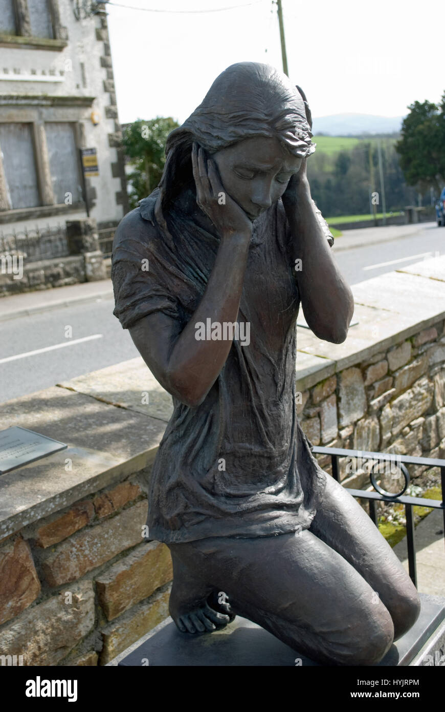 Memoriale di bronzo statua della ragazza commerating vittime del 1972 "bloody lunedi' attentato che ha provocato la morte di nove nel villaggio di claudy. Foto Stock