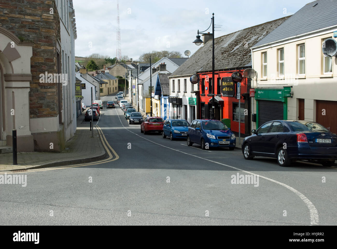 Vista della strada principale in irlandese città di confine di Lifford County Donegal. Foto Stock