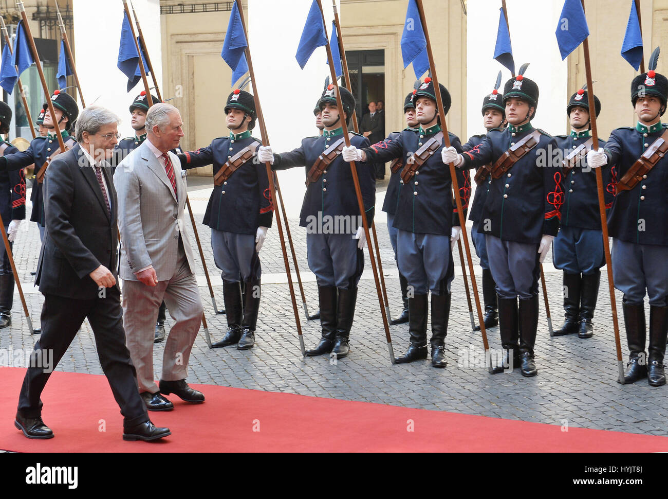 Il Principe di Galles (seconda a sinistra) e il Primo Ministro italiano Paolo Gentiloni ispezionare la Guardia d'onore presso i suoi uffici a Roma, Italia, l'ottavo giorno del suo tour europeo. Foto Stock