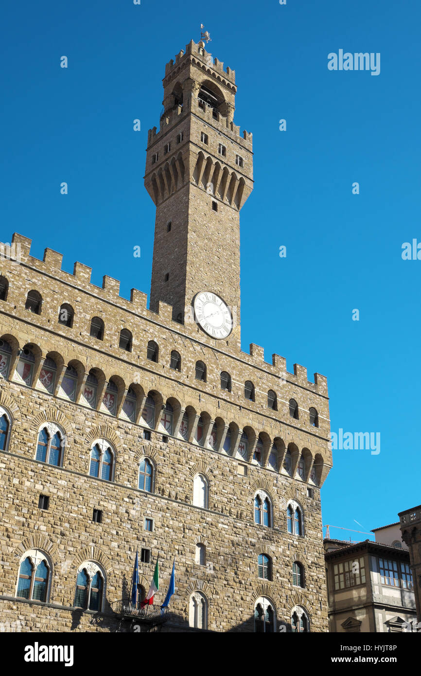 La torre di Palazzo Vecchio (Palazzo Vecchio, Palazzo della Signoria), Firenze (Firenze), Toscana, Italia, Europa - Torre dell Orologio contro un cielo blu chiaro Foto Stock