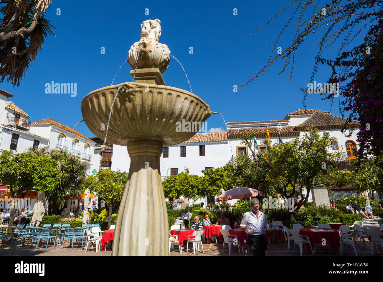 Fontana con acqua in Plaza Los Naranjos, centro storico, Marbella. Provincia di Malaga Costa del Sol. Andalusia Spagna meridionale, Europa Foto Stock