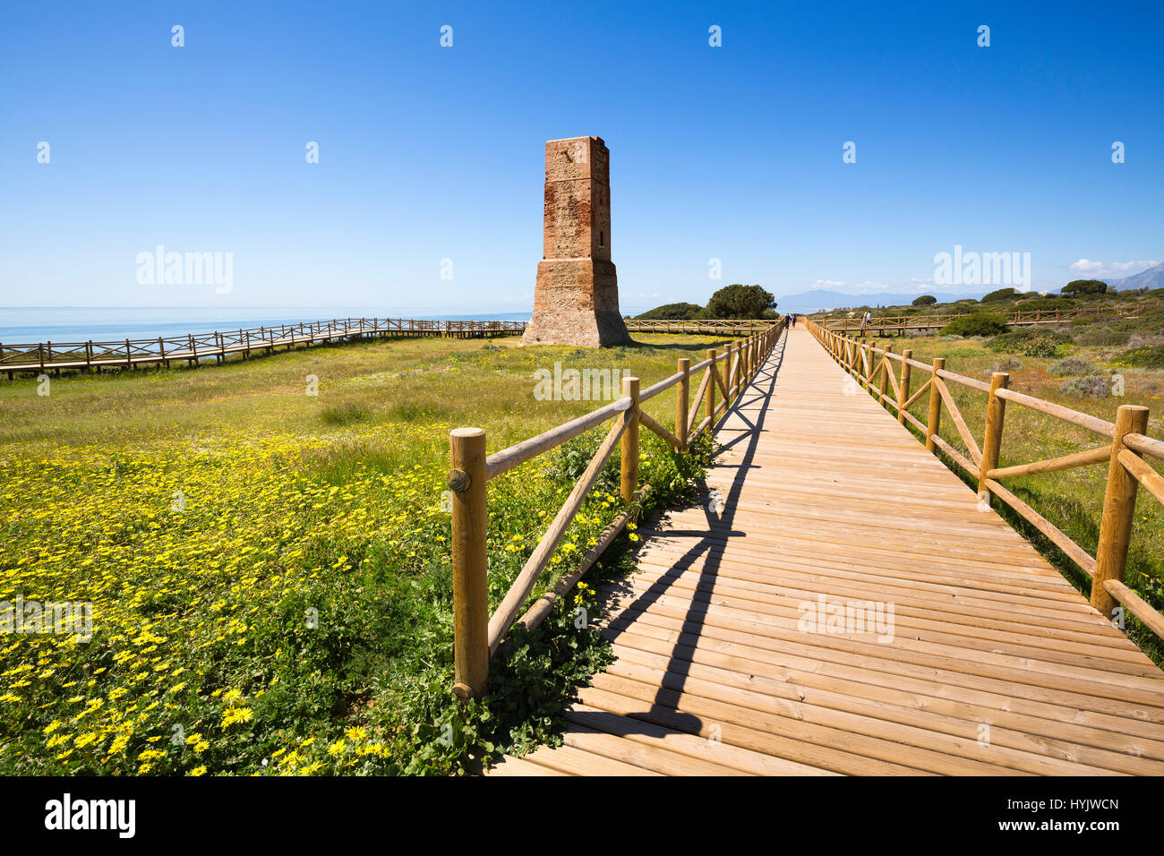 Los Ladrones torre moresca, sentiero in legno, Monumento Naturale Dunas de Artola o Cabopino, Marbella. Provincia di Malaga Costa del Sol. Andalusia Sud Foto Stock