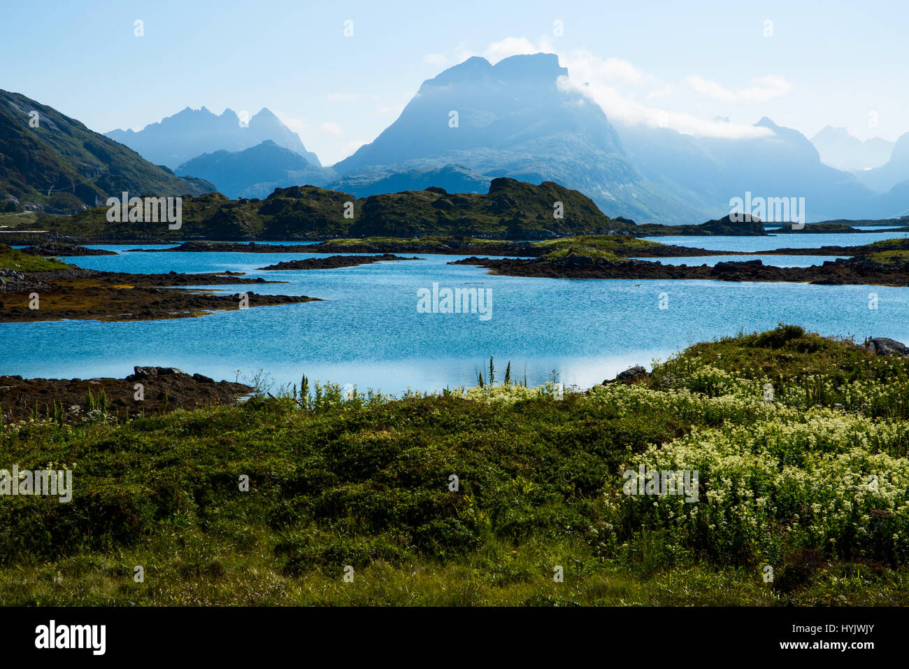 L'Europa,NORVEGIA,Lofoten,Flakstadoya isola,vista panoramica delle montagne,di terra e di mare Foto Stock