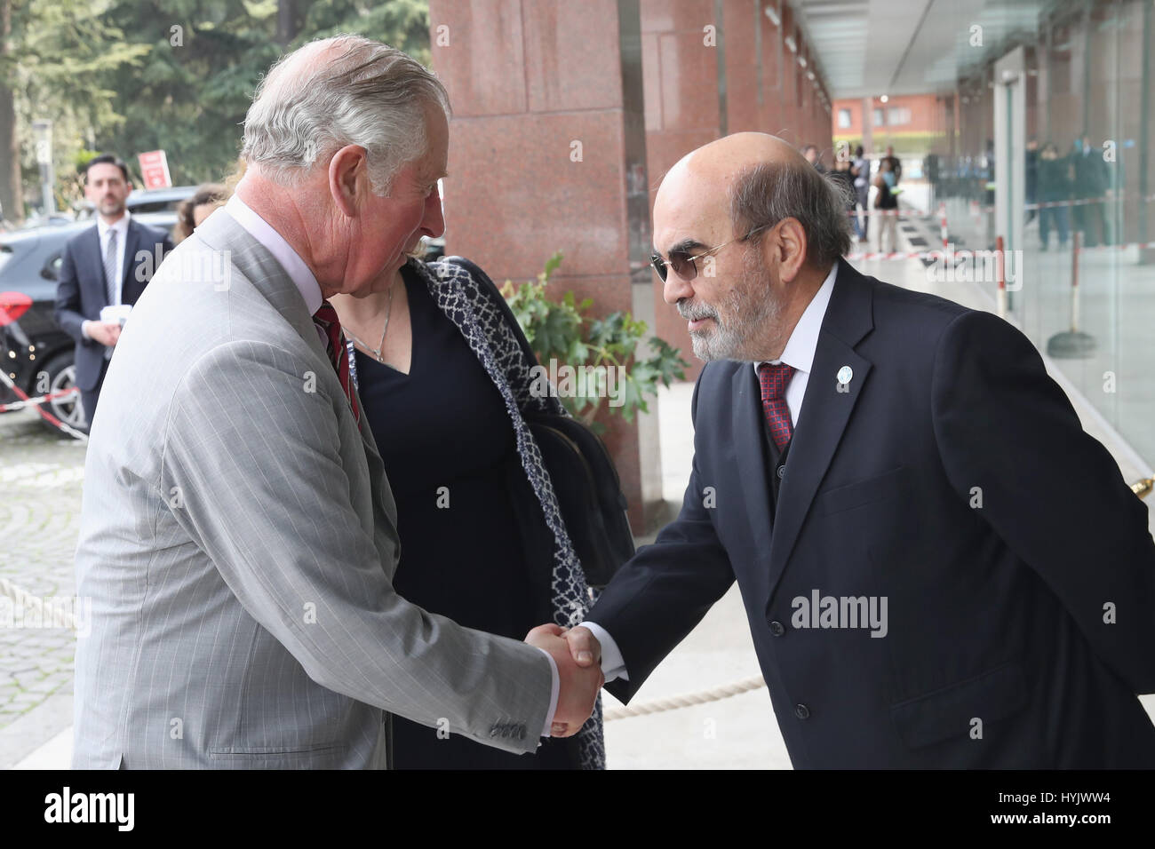 Il Principe di Galles è accolto dal direttore generale Jose Graziano da Silva durante una visita alla sede delle Nazioni Unite il Cibo di ed Organizzazione di Agricoltura a Roma, Italia, l'ottavo giorno del suo tour europeo. Foto Stock