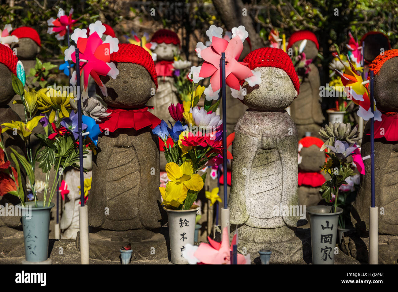 Tiny guardiani - statue di Jizo a un tempio in Giappone sono i custodi dei bambini Foto Stock