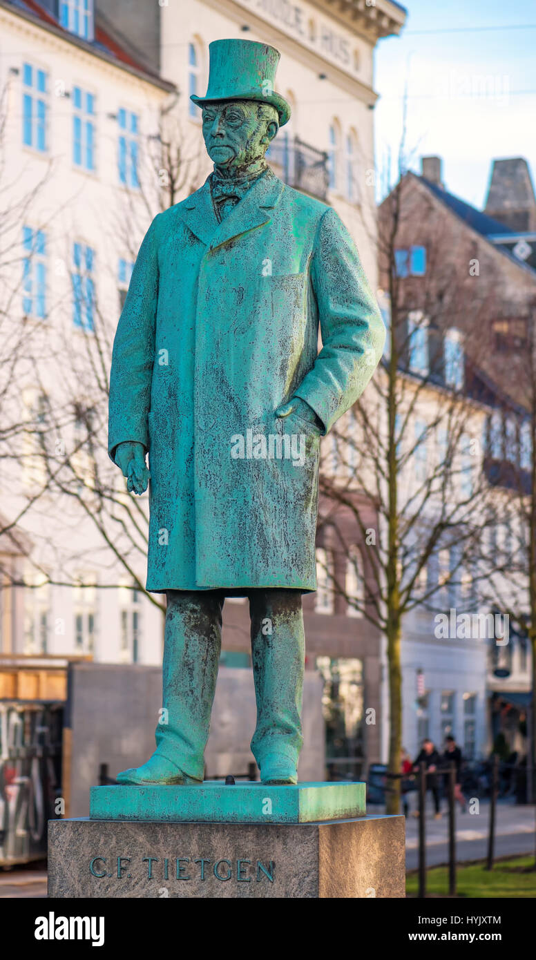 COPENHAGEN, Danimarca - 11 Marzo 2017: Statua di Tietgen a Sankt Annae Plads in Copenhagen. Carl Frederik Tietgen (19 marzo 1829 - 19 ottobre 1901) wa Foto Stock