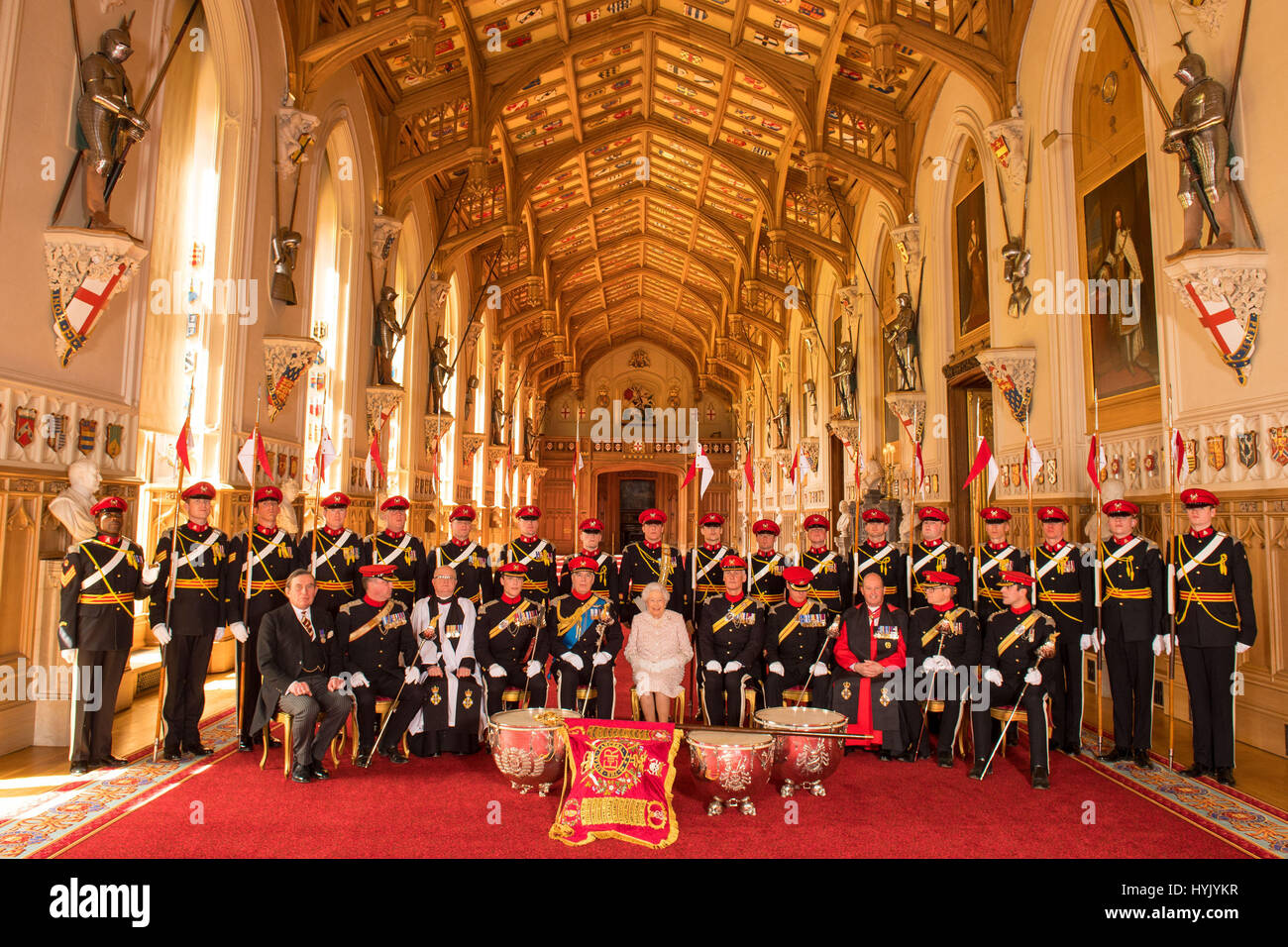 Queen Elizabeth II (al centro) con (bancata anteriore, da sinistra a destra) Segretario di reggimento principali (pensionati) Martyn Pocock, Intendente il Capitano James Rickett, Padre Graham Collingwood, Il colonnello del Reggimento Brigadier Andrew Hughes, il Duca di York, comandante tenente colonnello Henry Searby, Regimental Sergente Maggiore Warrant Officer Classe 1 Craig Borthwick, Cappellano generale Reverendo Coulter, Regimental secondo in comando Tom Prideaux e aiutante capitano Tom Pritchard, e (in piedi) membri della Royal Lancieri, in seguito alla presentazione del Guidon al Royal Lancieri dalla Regina Elisabetta II Foto Stock