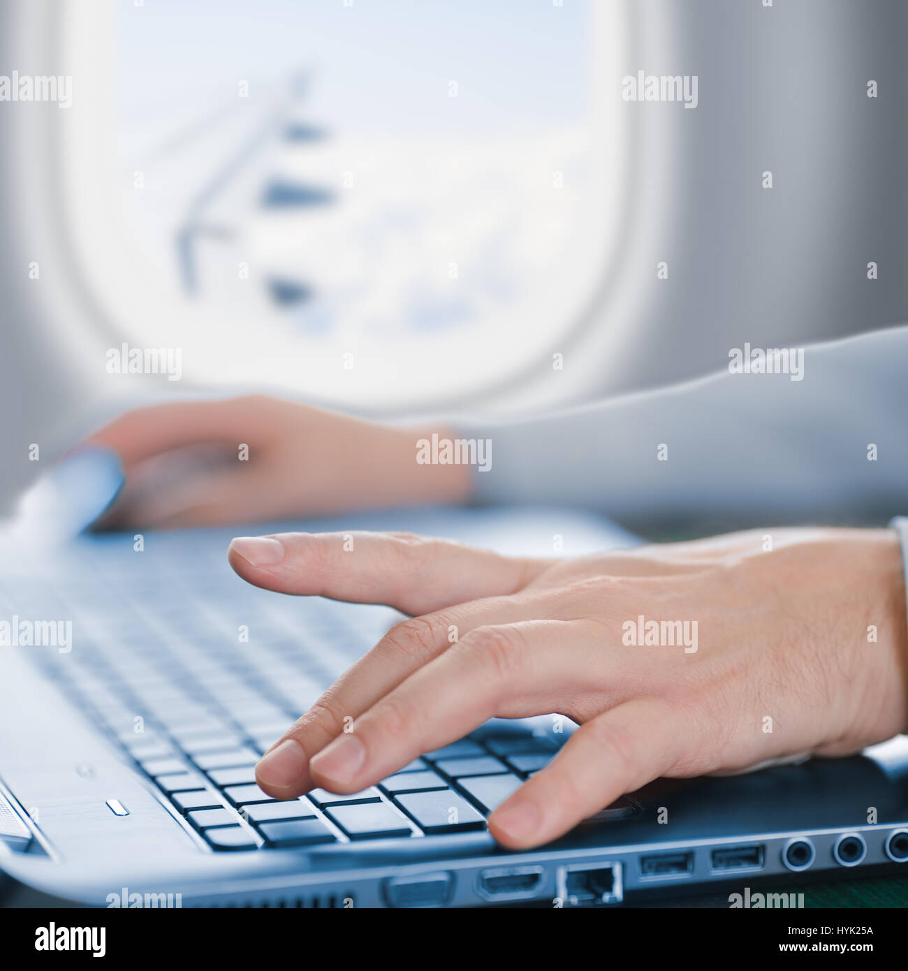 Passeggero utilizzando laptop in aereo Foto Stock