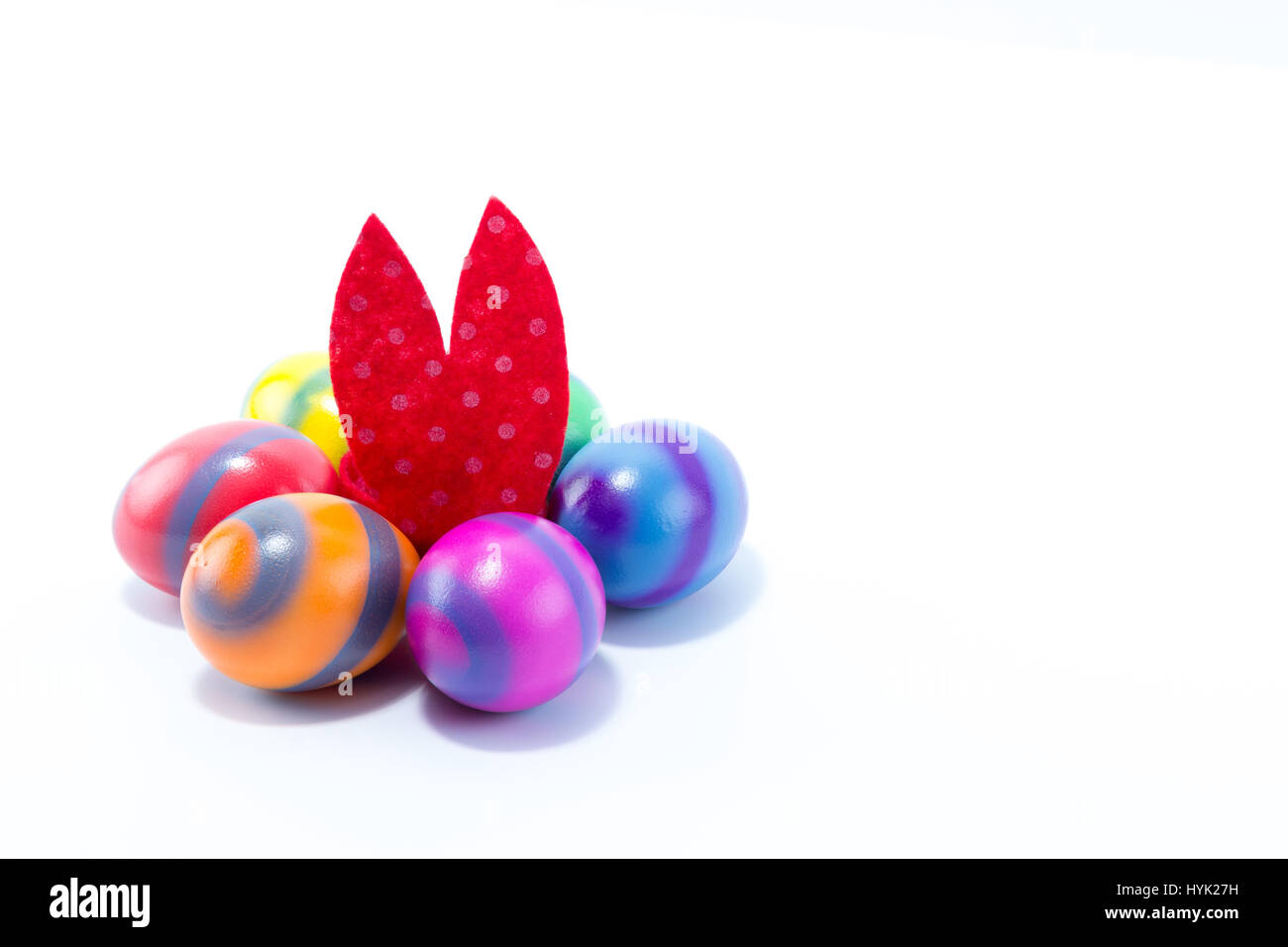 Sei colorata a mano le uova di pasqua con red coniglietto di Pasqua le orecchie al centro di esse Foto Stock