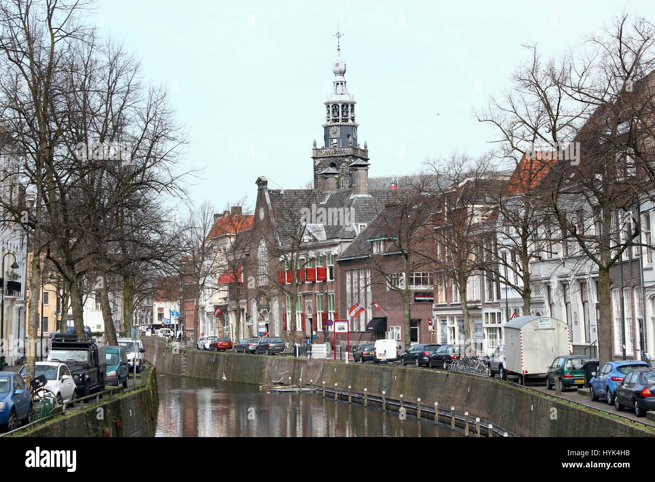 Oosthaven canal, Gouda, Paesi Bassi con il Gouda museo, situato nel XVII secolo Catharina Gasthuis edificio/ Foto Stock