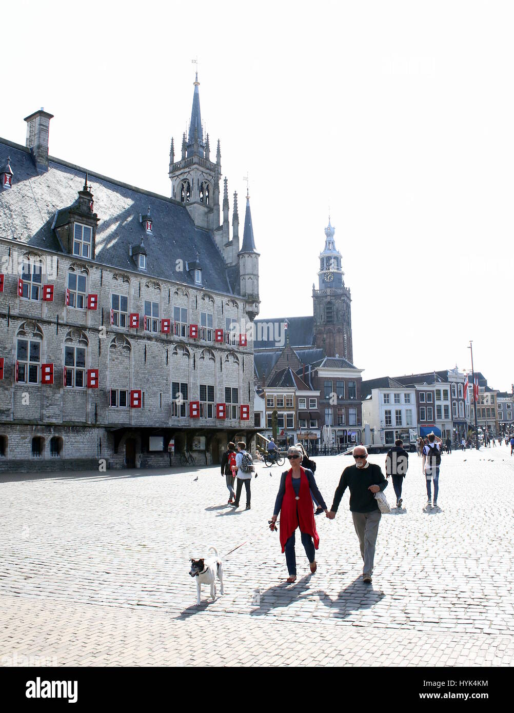 Persone che passeggiano su SCENIC Gouda Piazza del Mercato con iconico gotico del XV secolo il municipio (Stadhuis), Gouda, Paesi Bassi Foto Stock