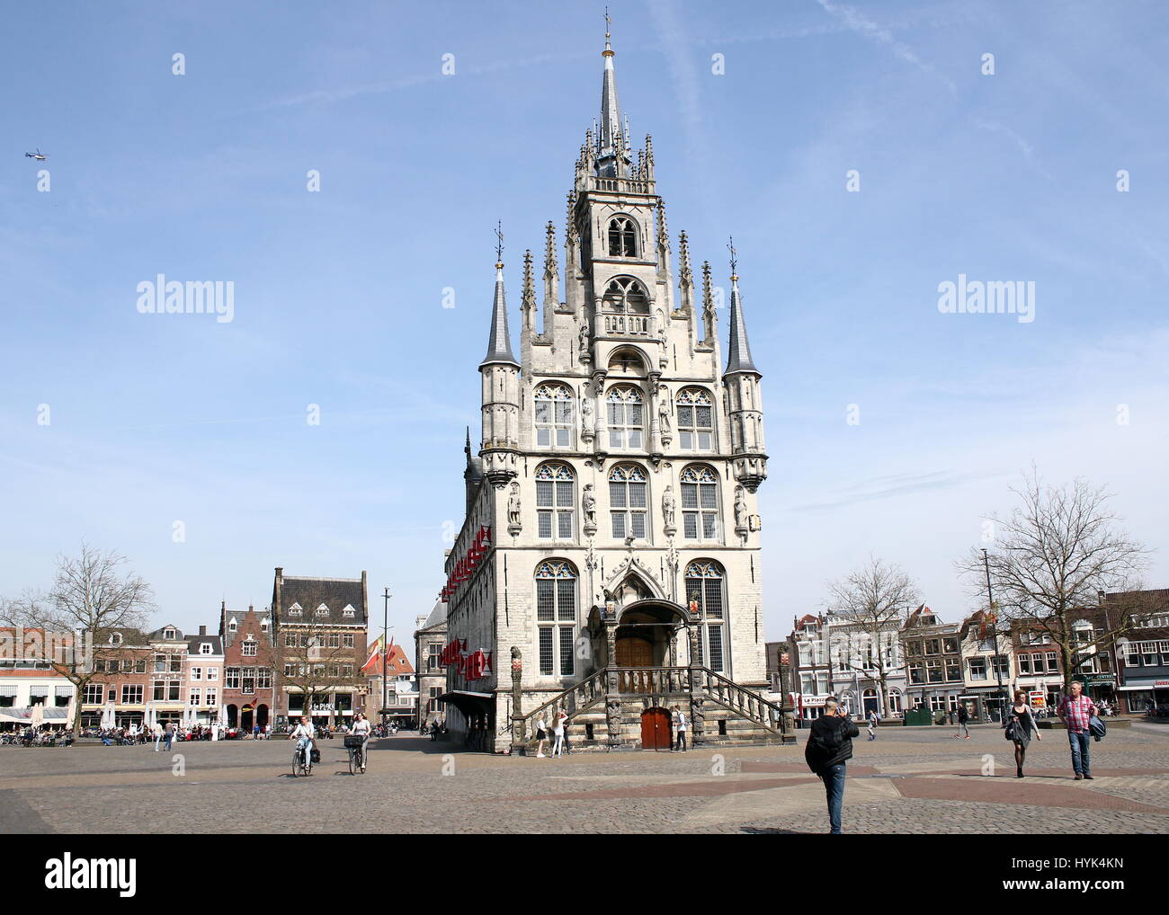 Persone che passeggiano su SCENIC Gouda Piazza del Mercato con iconico gotico del XV secolo il municipio (Stadhuis), Gouda, Paesi Bassi Foto Stock