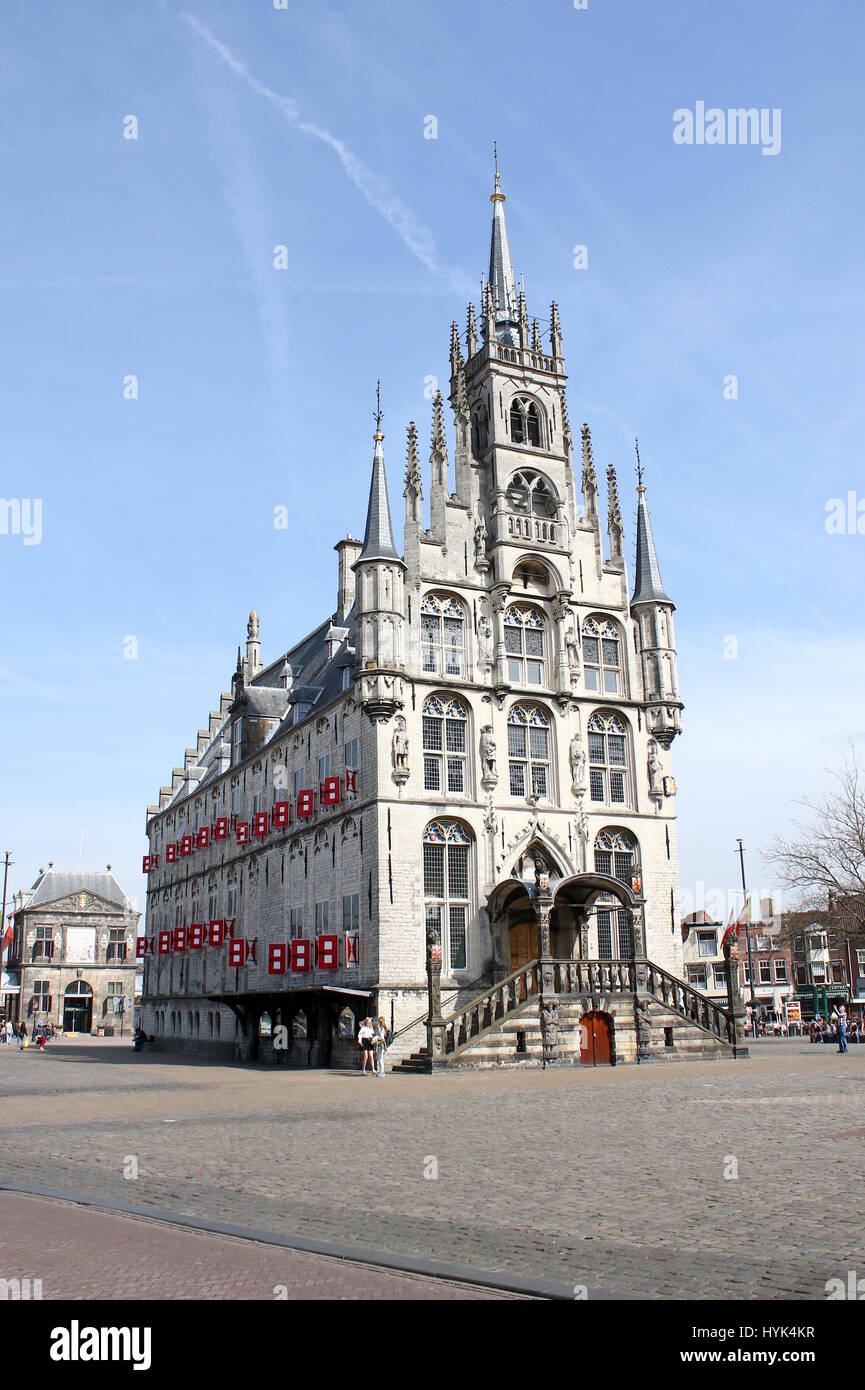 La piazza del mercato con iconico gotico del XV secolo il municipio (Stadhuis van Gouda), Gouda, Paesi Bassi Foto Stock