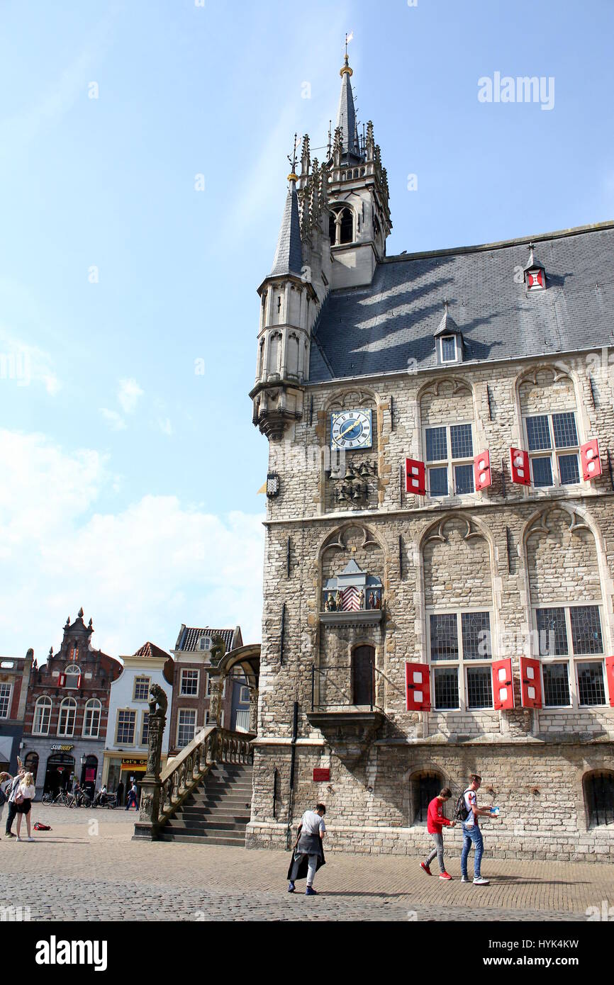 Persone che passeggiano su SCENIC Gouda Piazza del Mercato con iconico gotico del XV secolo il municipio (Stadhuis), Gouda, Paesi Bassi Foto Stock