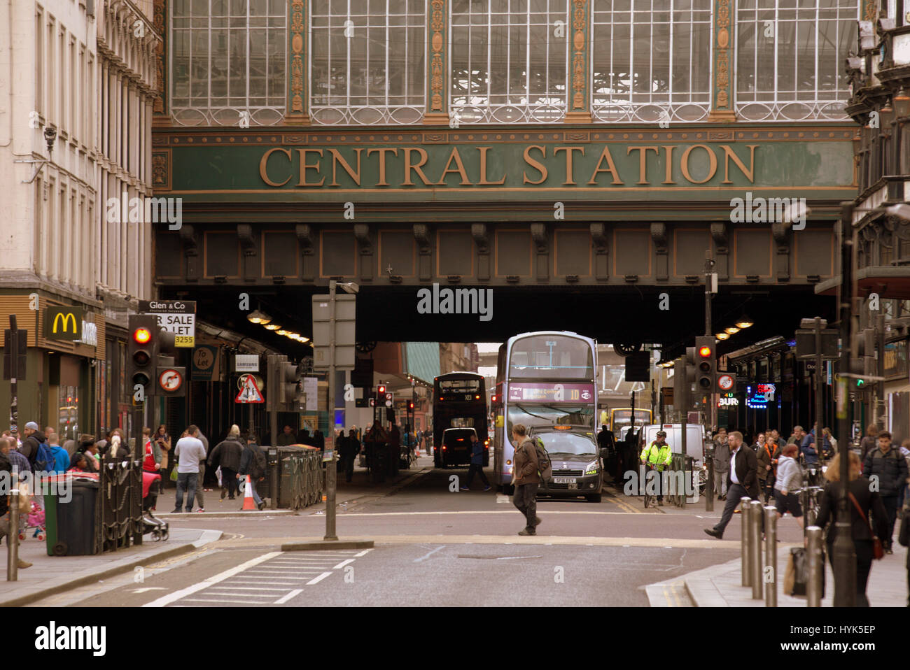 Stazione centrale di montanari ombrello Glasgow scene di strada Foto Stock