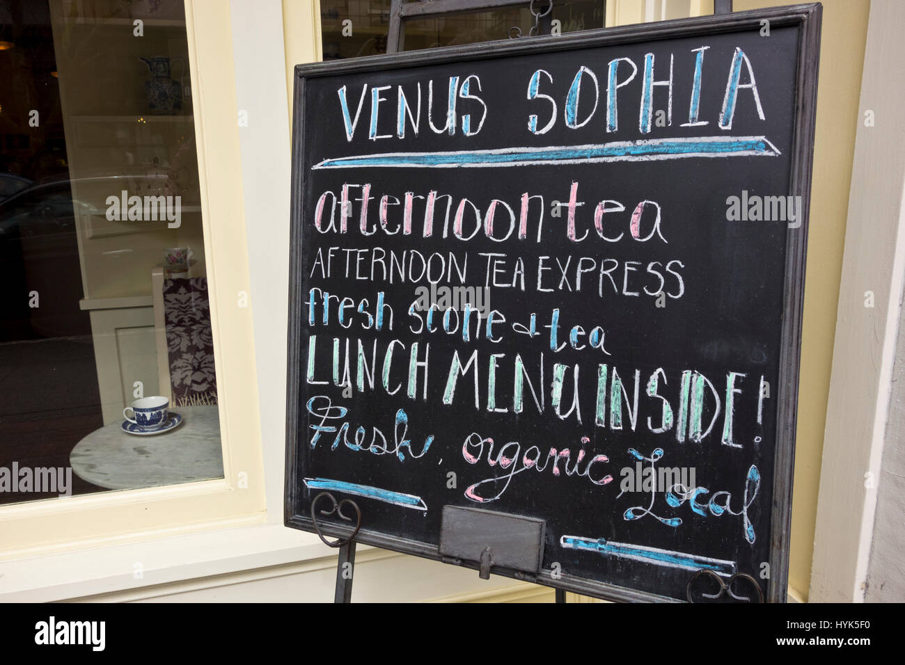 Chalkboard segno esterno per la Venere Sophia sala da tè in Victoria, British Columbia, Canada. Foto Stock
