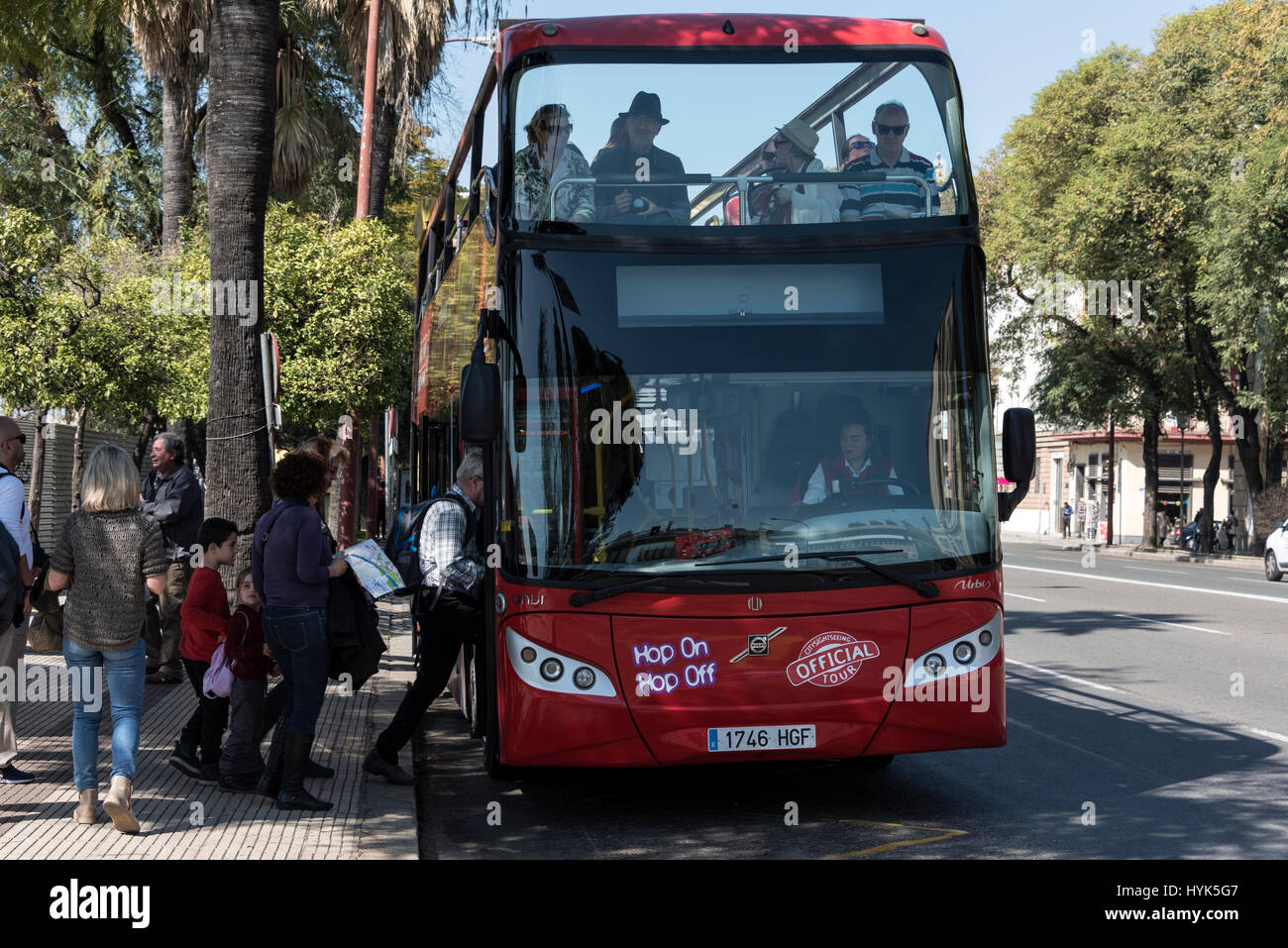 Un gruppo di turisti di salire a bordo di un Siviglia autobus Hop-on, hop-off a Siviglia, Spagna Foto Stock