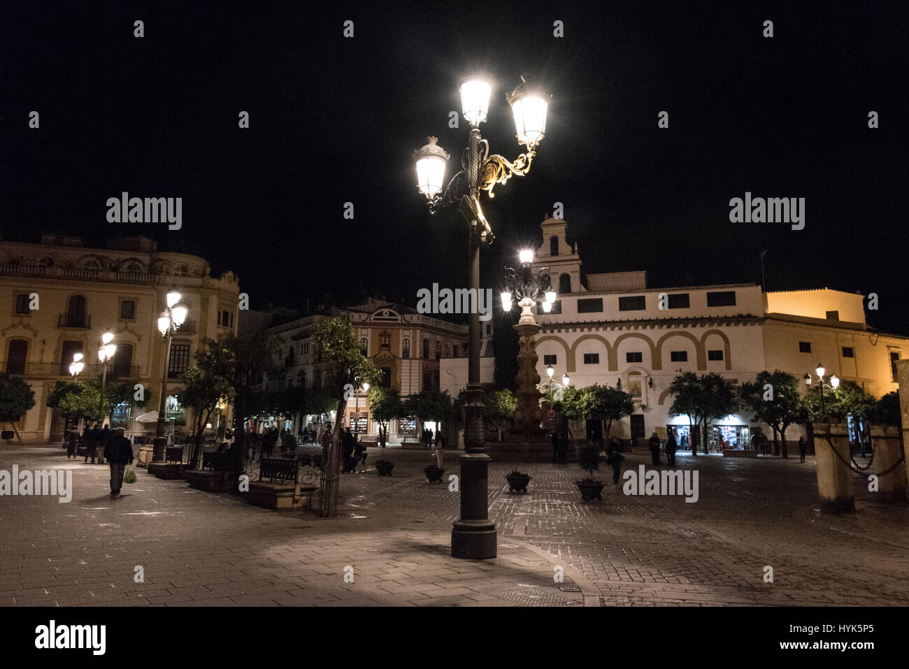Di sera su Plaza Virgen de los Reyes e vicino alla Cattedrale di Siviglia, una molto popolare attrazione turistica del centro di Siviglia Città Vecchia, Sevill Foto Stock