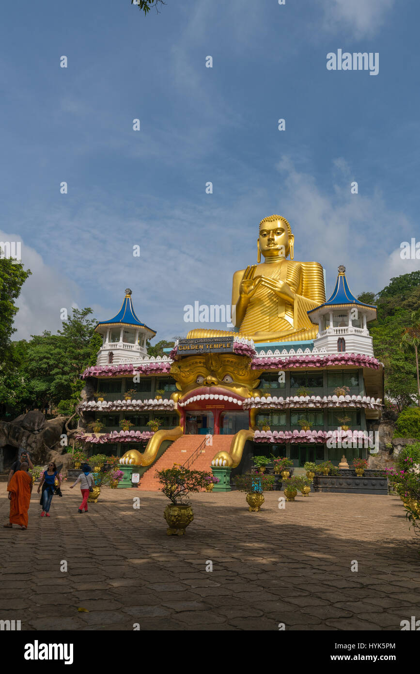 Tempio d'Oro, sito Patrimonio Mondiale dell'UNESCO, e tempio dorato museo buddista, Dambulla, Nord provincia centrale, Sri Lanka, Asia Foto Stock