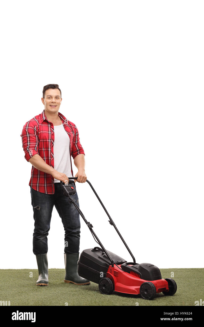 A piena lunghezza Ritratto di una giovane giardiniere con un tosaerba isolati su sfondo bianco Foto Stock