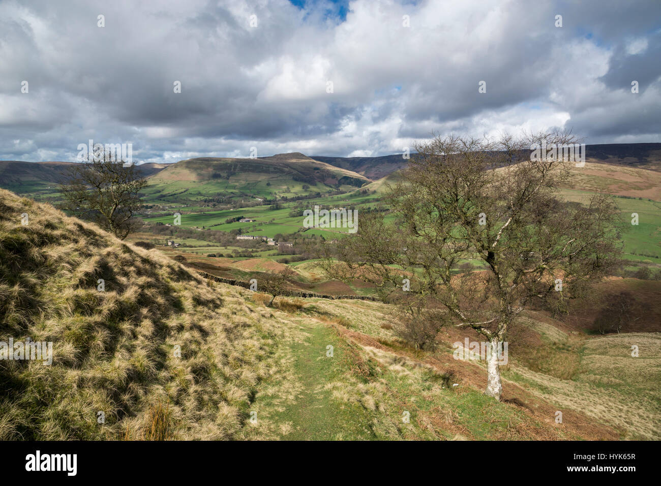 Splendida giornata di primavera sotto indietro Tor con vista della valle di Edale nel Peak District, Derbyshire, in Inghilterra. Foto Stock