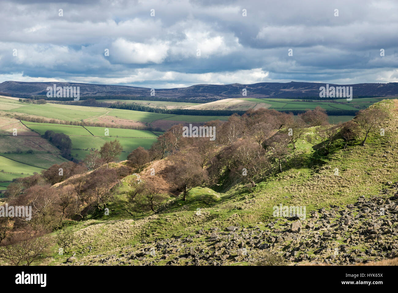 Colline in inglese su una bella giornata di primavera. Vista dal retro Tor vicino a Edale nel Peak District, Derbyshire. Foto Stock
