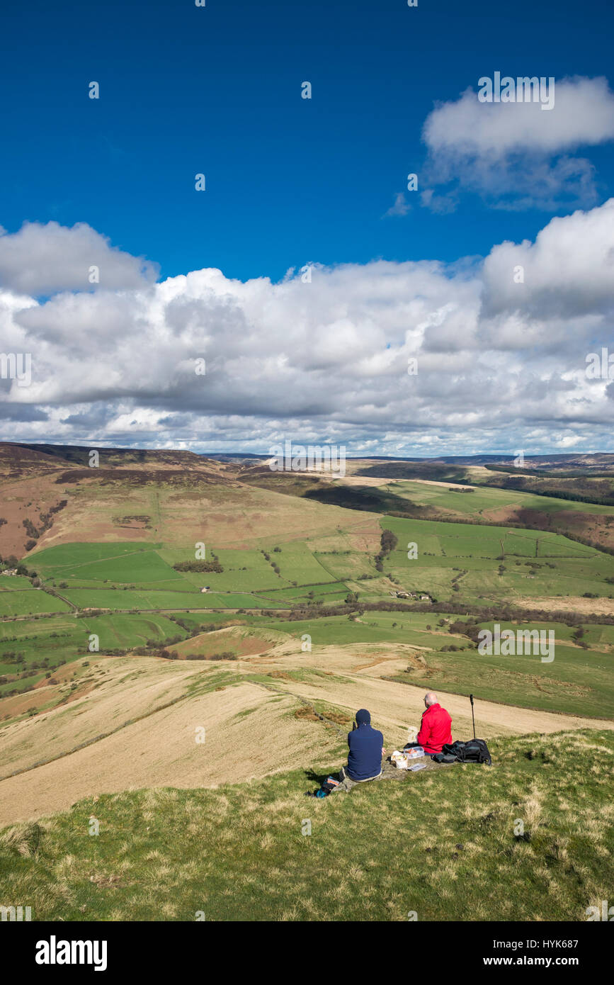 Due uomini di mezza età godendo la vista dalla collina di perdere nel distretto di picco su una bella e soleggiata giornata di primavera. Foto Stock