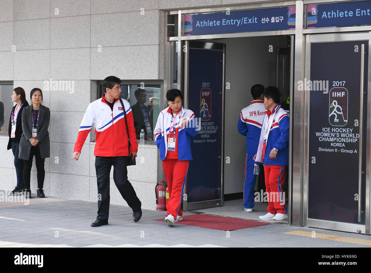 La Corea del Nord Womens ice hockey team lascia il Kwandong hockey center dopo la mattina del pattino. Durante le donne campionati del mondo tenutosi a Ganngneung Foto Stock