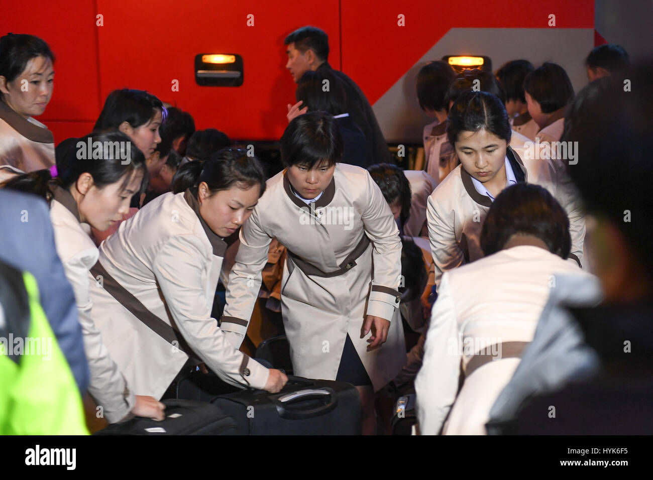 La Corea del Nord Womens Ice Hockey squadra arriverà a Gangneung davanti all'inizio dell'IIHF Womens Campionati del mondo. Foto Stock