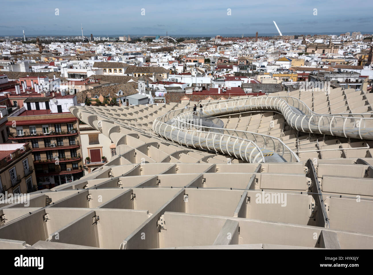 Skyline di Siviglia dalla sommità ofv il Metropol Parasol, situato presso La Encarnacion Plaza (quadrato) nella città vecchia di Siviglia in provincia Andulisa, Sp Foto Stock