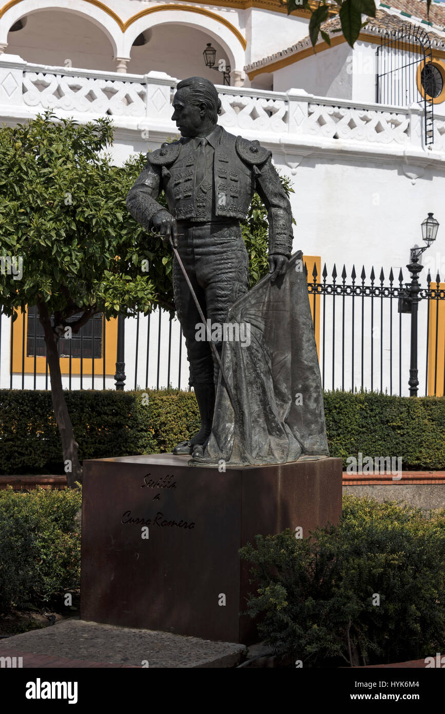 La statua in bronzo al di fuori della Real Maestranza Bullring arena di Siviglia in Spagna è Francisco Romero López, un torero spagnolo, noto come Curro R Foto Stock