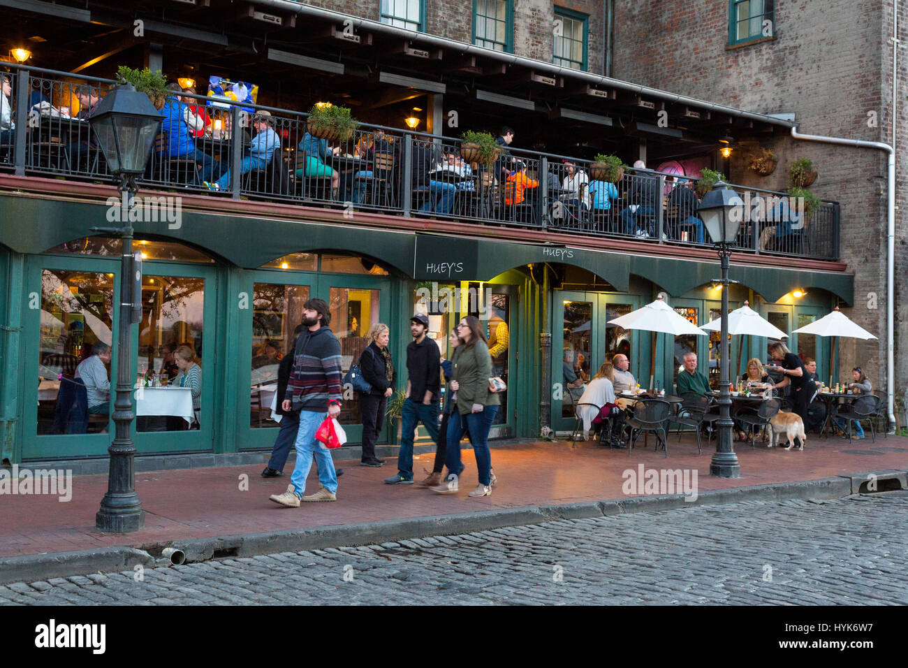 Savannah, Georgia. Di sera su East River Street, Huey del ristorante. Foto Stock