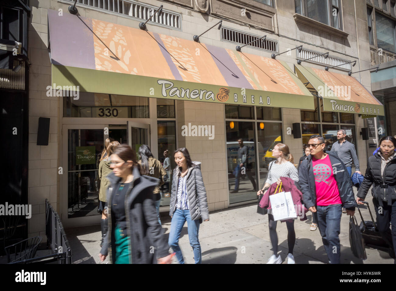 Un Panera Bread store nel quartiere di Chelsea di New York, lunedì, 3 aprile 2017. La fast-casual Panera Bread Co. catena è segnalato per essere ad esplorare le opzioni di vendita di se stesso dopo che esso ha ricevuto acquisizione interesse da parte di un partito non specificato. (© Richard B. Levine) Foto Stock