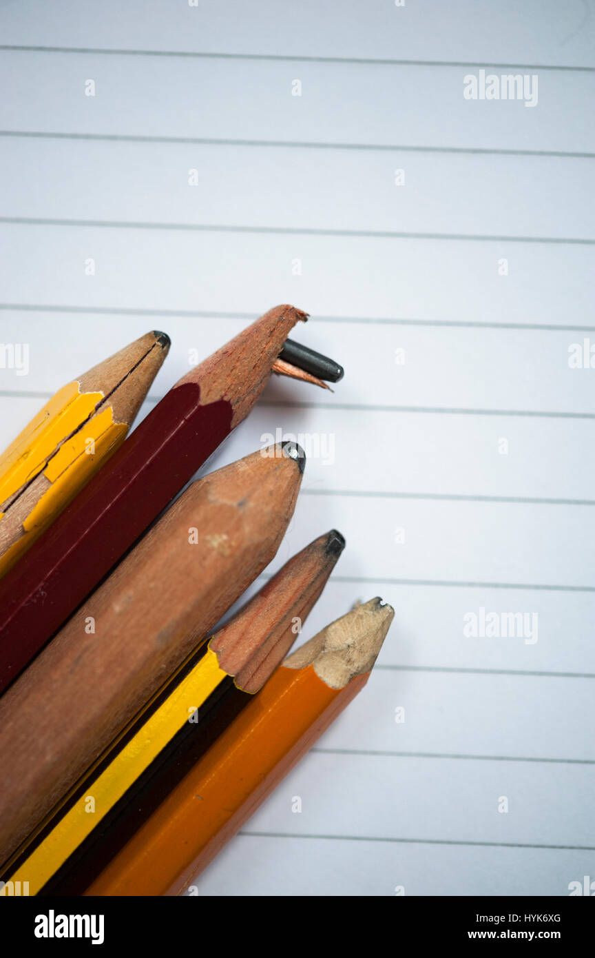 Rotto e blunt matite rivestita su carta da scrivere Foto stock - Alamy