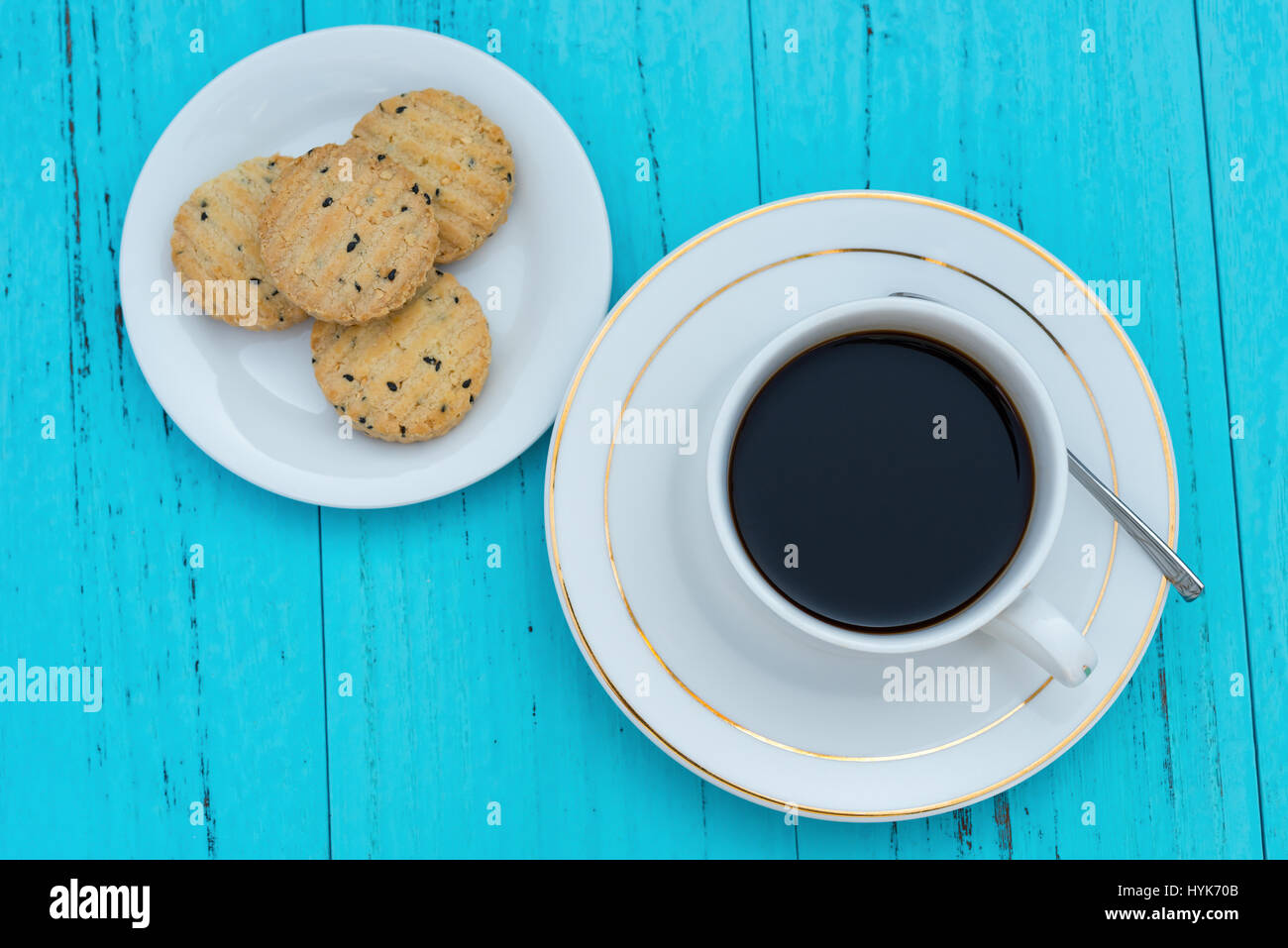Vista superiore tazza di caffè e biscotti con seasame su sfondo blu Foto Stock