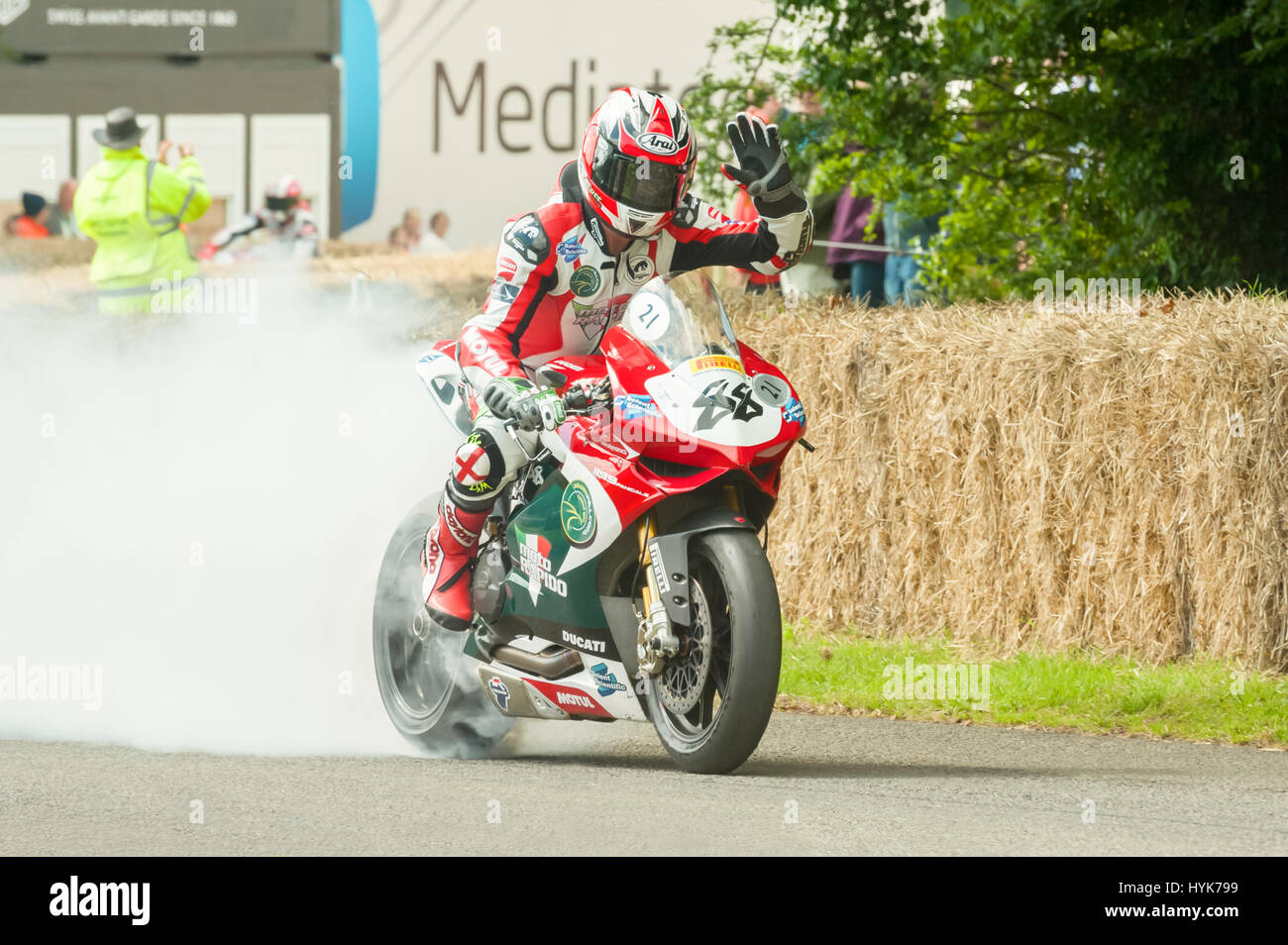 Goodwood, Regno Unito - 1 Luglio 2012: con una mano sola burnout da British Superbike rider Scott Smart sulla collina corso al Festival di Goodwood di velocità, REGNO UNITO Foto Stock