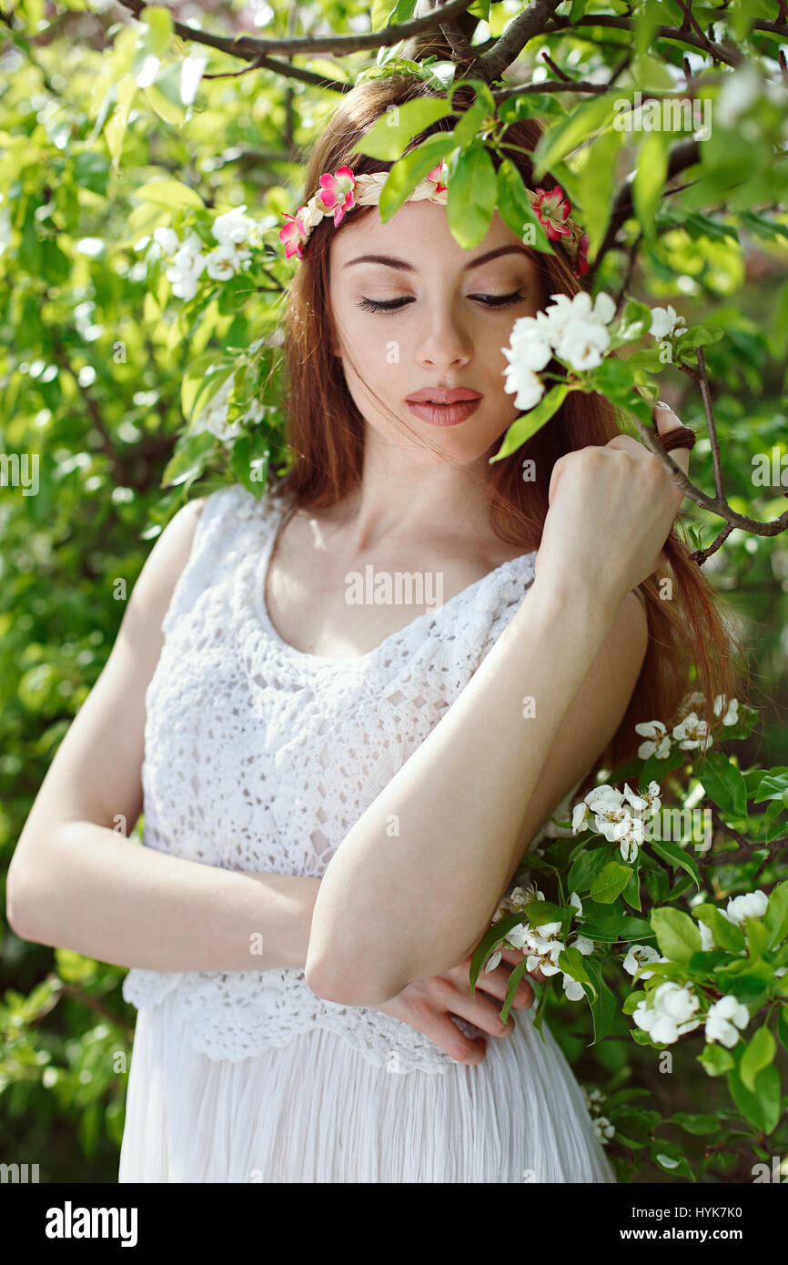 Bella donna in un frutteto fiorito. Stagionale a molla Foto Stock