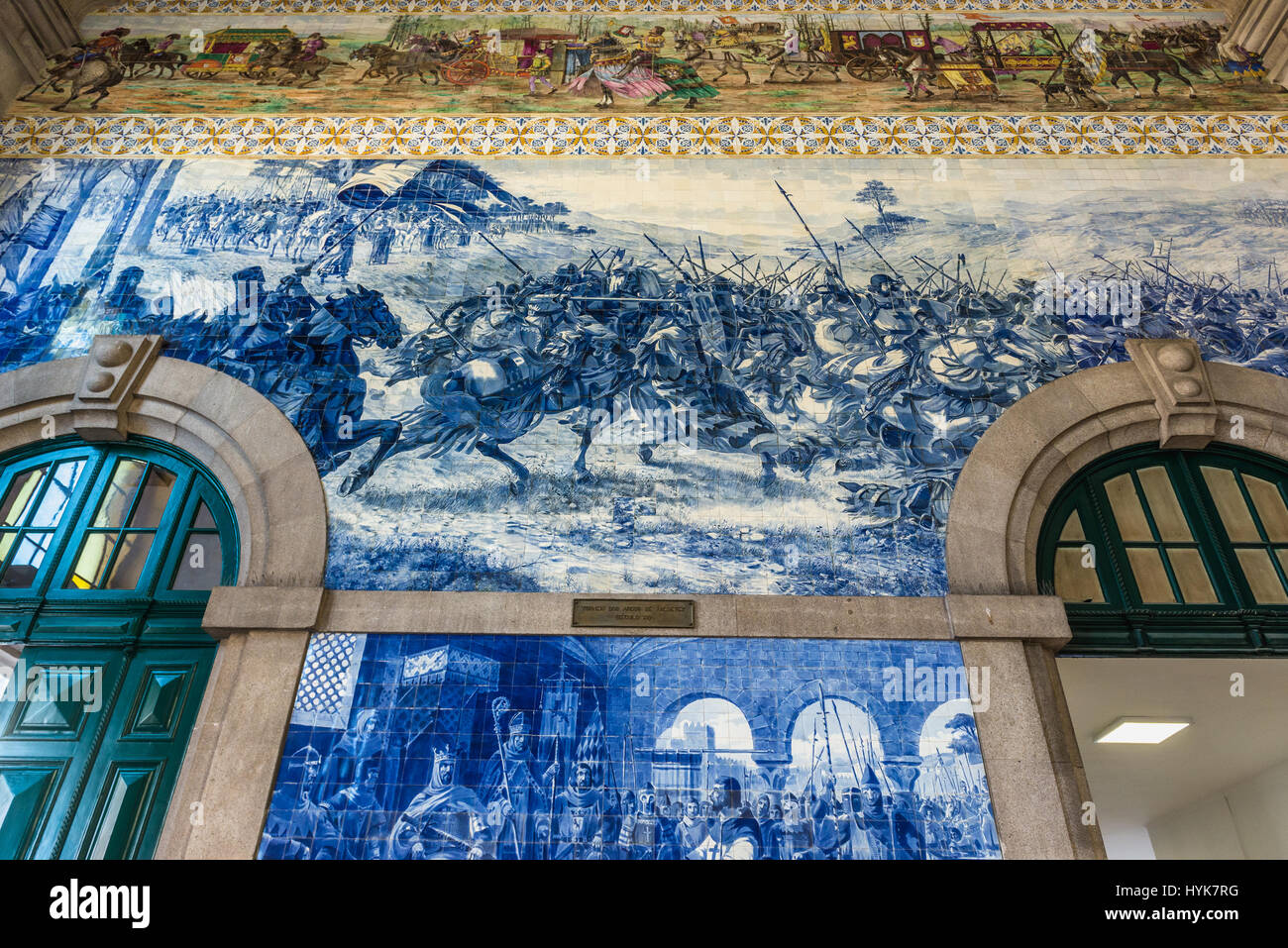 Azulejo pannello di piastrelle storiche raffigurano scene della Battaglia di Valdevez in alla stazione ferroviaria di Sao Bento a Porto, Portogallo Foto Stock